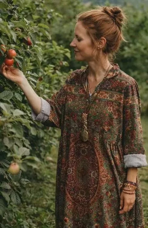 Elegancka i swobodna sukienka ozdobiona kwiatowym nadrukiem, z dekoltem w serek i luźnym, wygodnym krojem.
