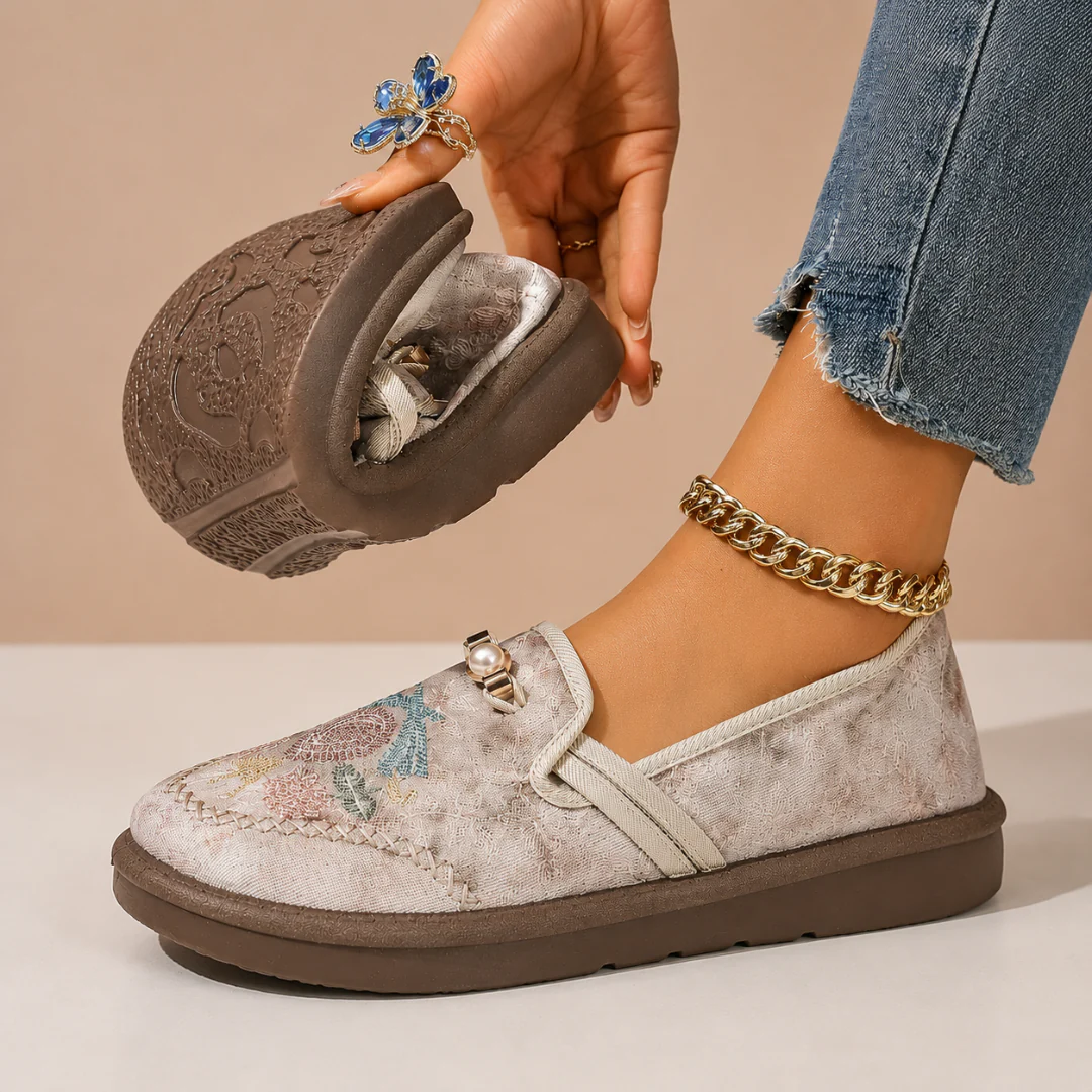 Nowe haftowane buty w stylu chińskim z wygodnymi, antypoślizgowymi, miękkimi podeszwami i haftowanymi wzorami kwiatowymi w stylu etnicznym.