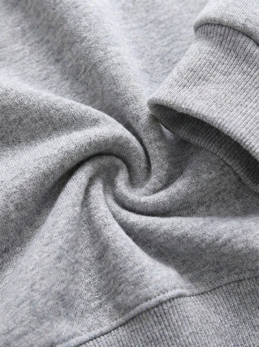 Ta luźna, wyszczuplająca bluza o nieregularnym kroju emanuje swobodną i swobodną atmosferą.