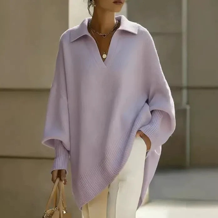 Ten elegancki, jednokolorowy sweter z kołnierzykiem ma dopasowane mankiety, które są zarówno uniwersalne, jak i wygodne.