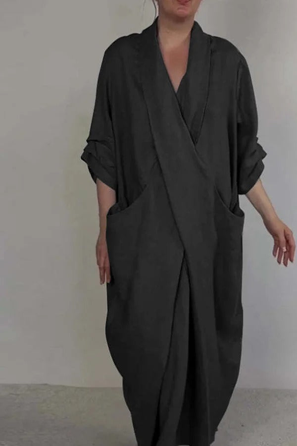 Luźna, elegancka i wygodna sukienka maxi w jednolitym kolorze, z rozcięciem w serek i kieszeniami.