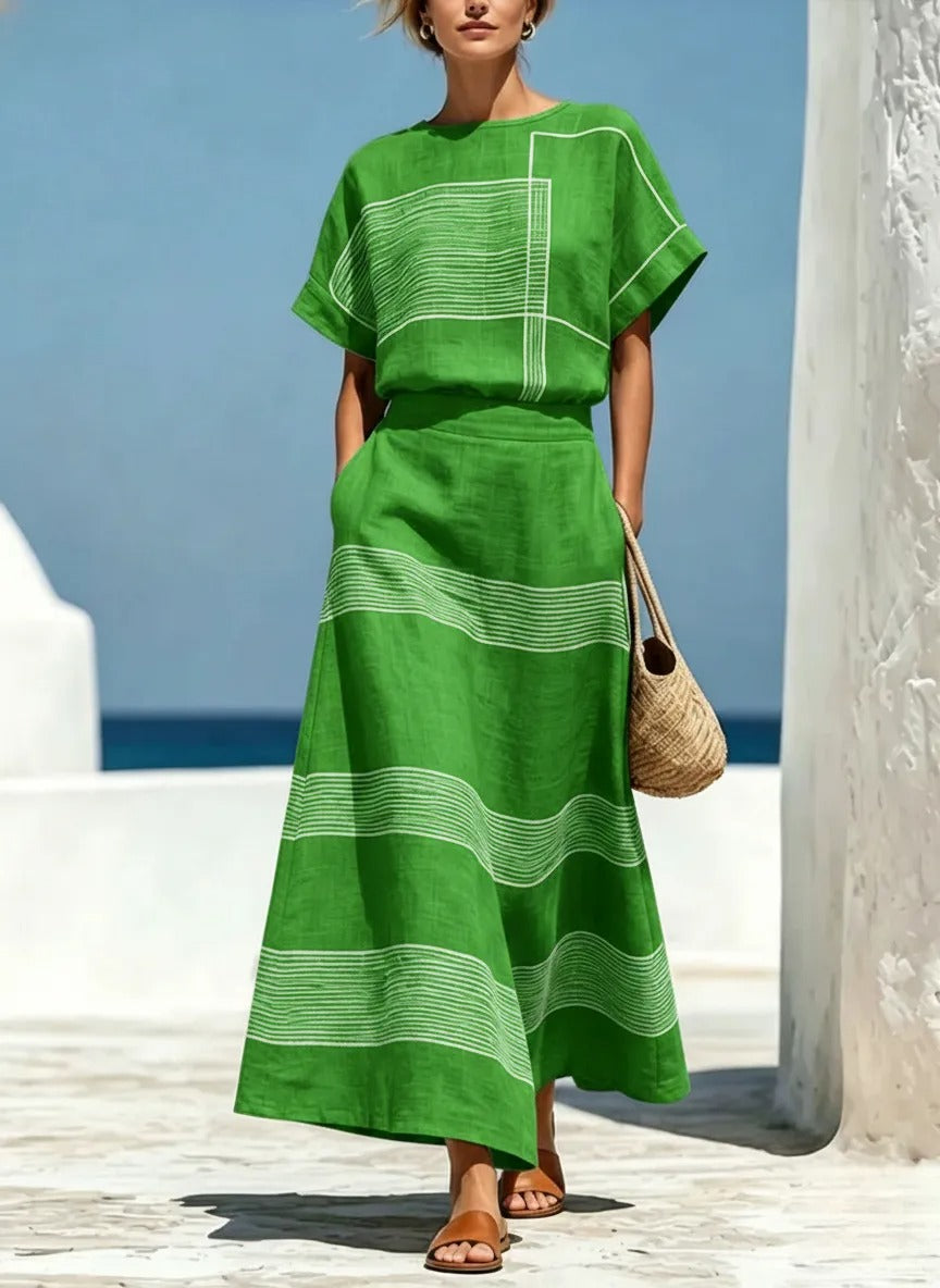 Ta elegancka i wygodna długa sukienka w bloki kolorystyczne, wyposażona w kieszenie, emanuje wyrafinowaniem i elegancją.