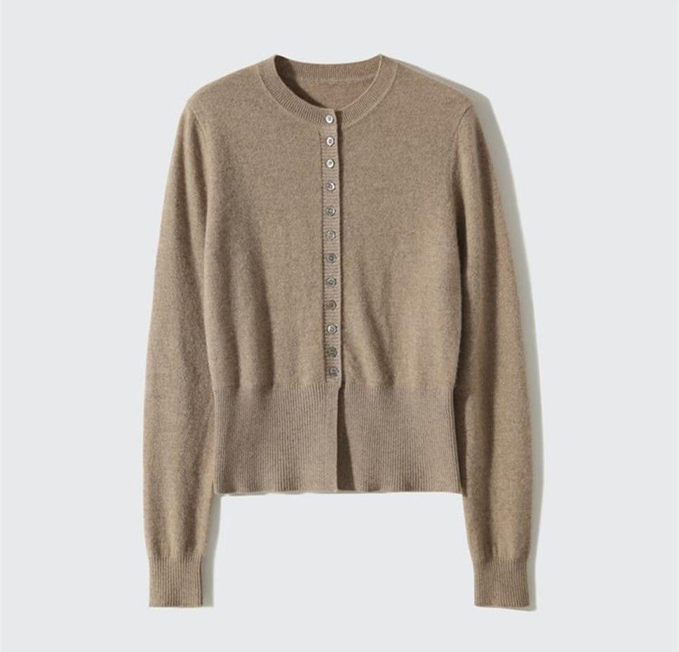 Elegancki i wygodny kardigan wykonany z miękkiej dzianiny, zapinany na guziki