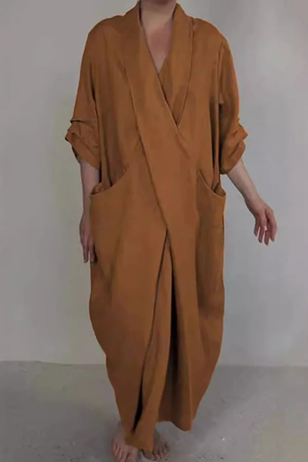 Luźna, elegancka i wygodna sukienka maxi w jednolitym kolorze, z rozcięciem w serek i kieszeniami.