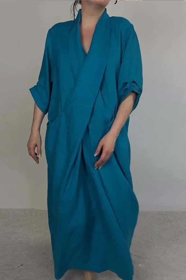 Luźna, elegancka i wygodna sukienka maxi w jednolitym kolorze, z rozcięciem w serek i kieszeniami.