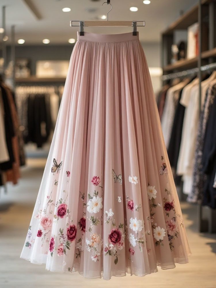 Ta wygodna, długa, różowa sukienka z tiulu, ozdobiona wykwintnymi haftowanymi wzorami kwiatowymi, emanuje świeżym i eleganckim urokiem.