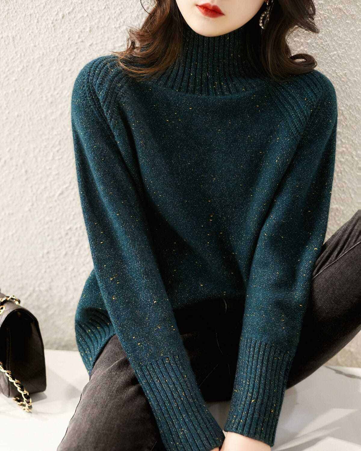 Nowy sweter na jesień/zimę w kolorze pawiej zieleni, z wysokim kołnierzem, zdobiony złotą nicią, uniwersalny i elegancki.