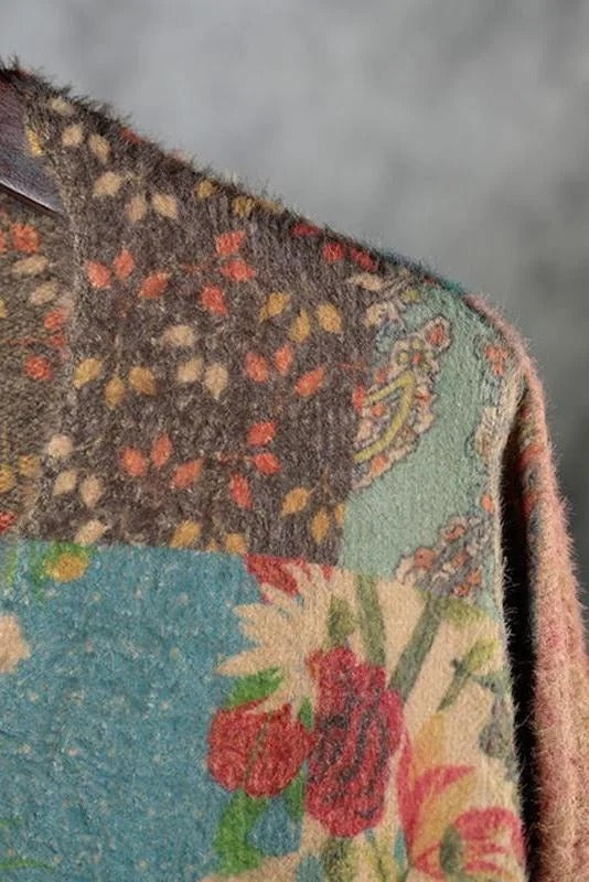 Sweter damski z kwiatowym wzorem w różnych kolorach, elegancki krój, odpowiedni do noszenia na co dzień