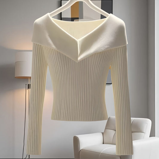 Ten elegancki i wygodny sweter z długim rękawem jest pięknie skrojony i ma kopertowy dekolt.