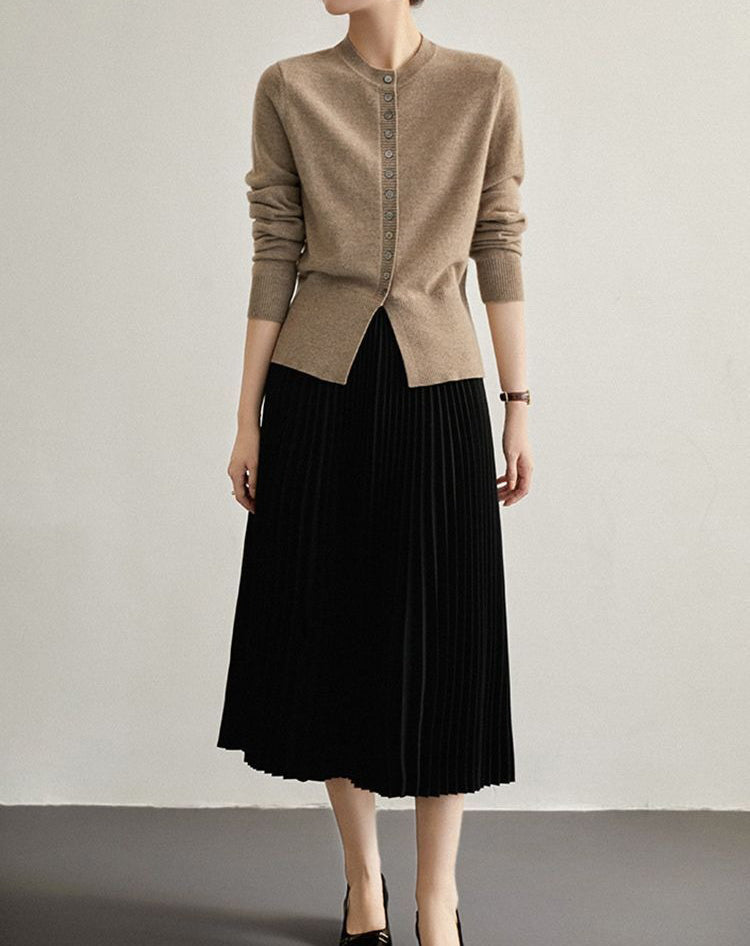 Elegancki i wygodny kardigan wykonany z miękkiej dzianiny, zapinany na guziki