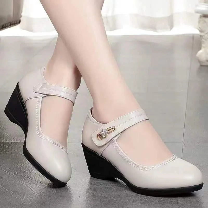 Lekkie, luksusowe mokasyny z okrągłym noskiem, sznurowane i z miękką skórzaną podeszwą