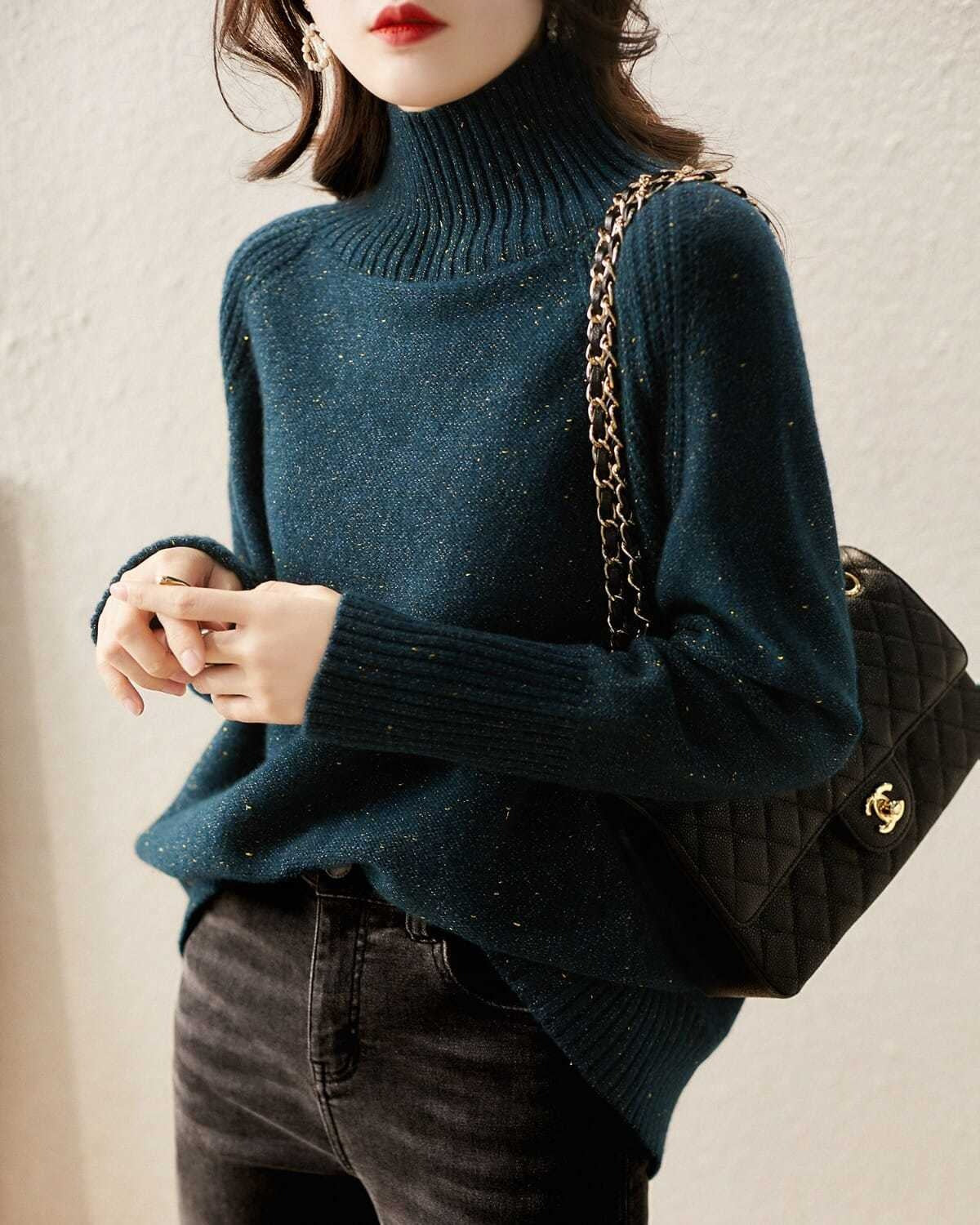Nowy sweter na jesień/zimę w kolorze pawiej zieleni, z wysokim kołnierzem, zdobiony złotą nicią, uniwersalny i elegancki.