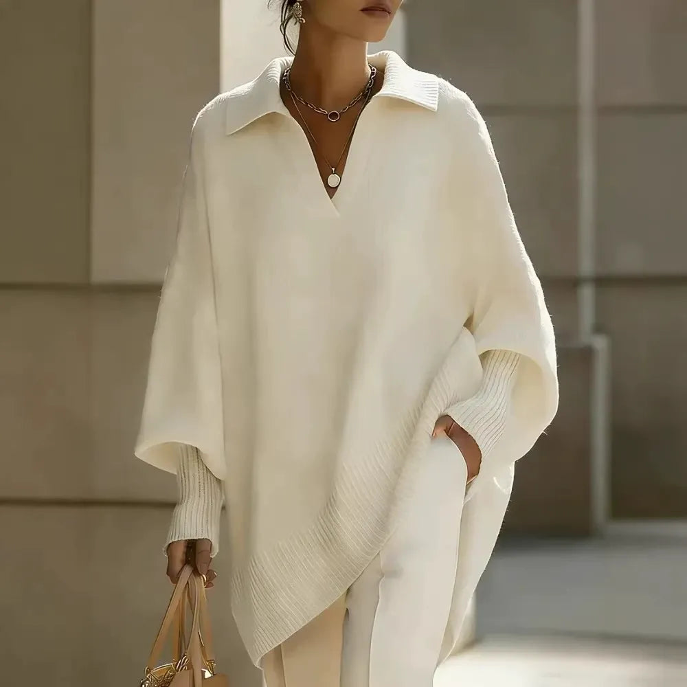 Ten elegancki, jednokolorowy sweter z kołnierzykiem ma dopasowane mankiety, które są zarówno uniwersalne, jak i wygodne.