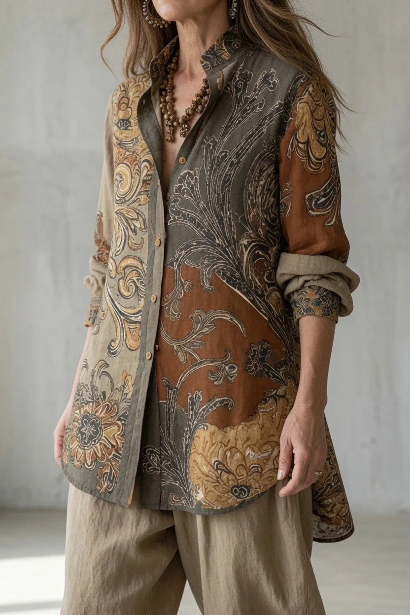 Elegancki i swobodny garnitur bawełniano-lniany, składający się z dwóch części: koszuli z kołnierzykiem w stylu boho z kwiatowym wzorem oraz pary luźnych spodni.