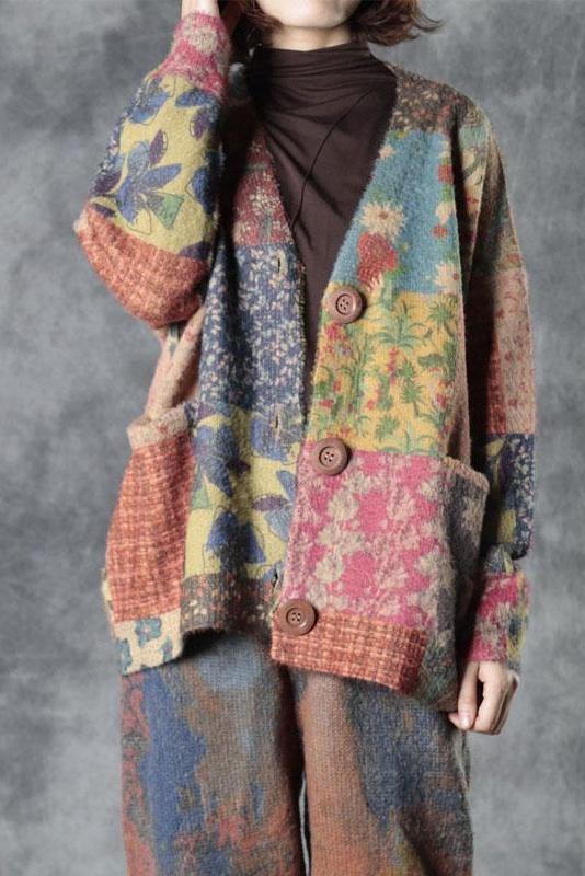 Sweter damski z kwiatowym wzorem w różnych kolorach, elegancki krój, odpowiedni do noszenia na co dzień