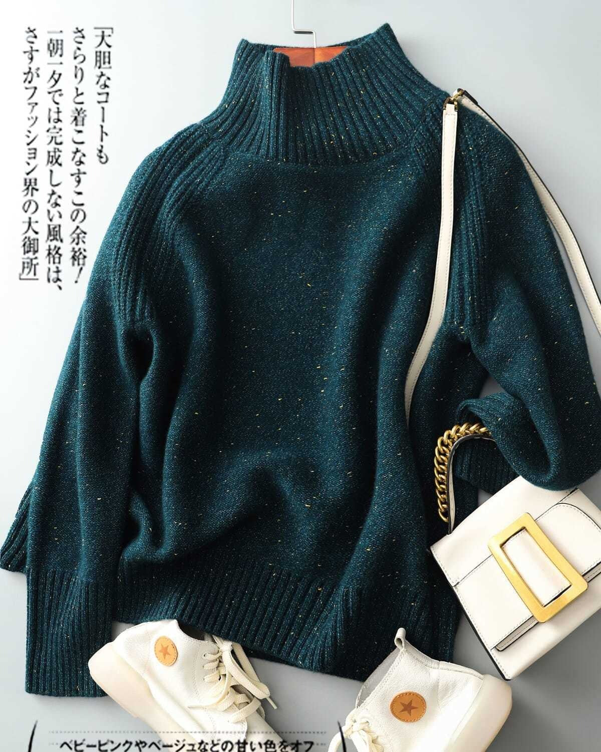 Nowy sweter na jesień/zimę w kolorze pawiej zieleni, z wysokim kołnierzem, zdobiony złotą nicią, uniwersalny i elegancki.