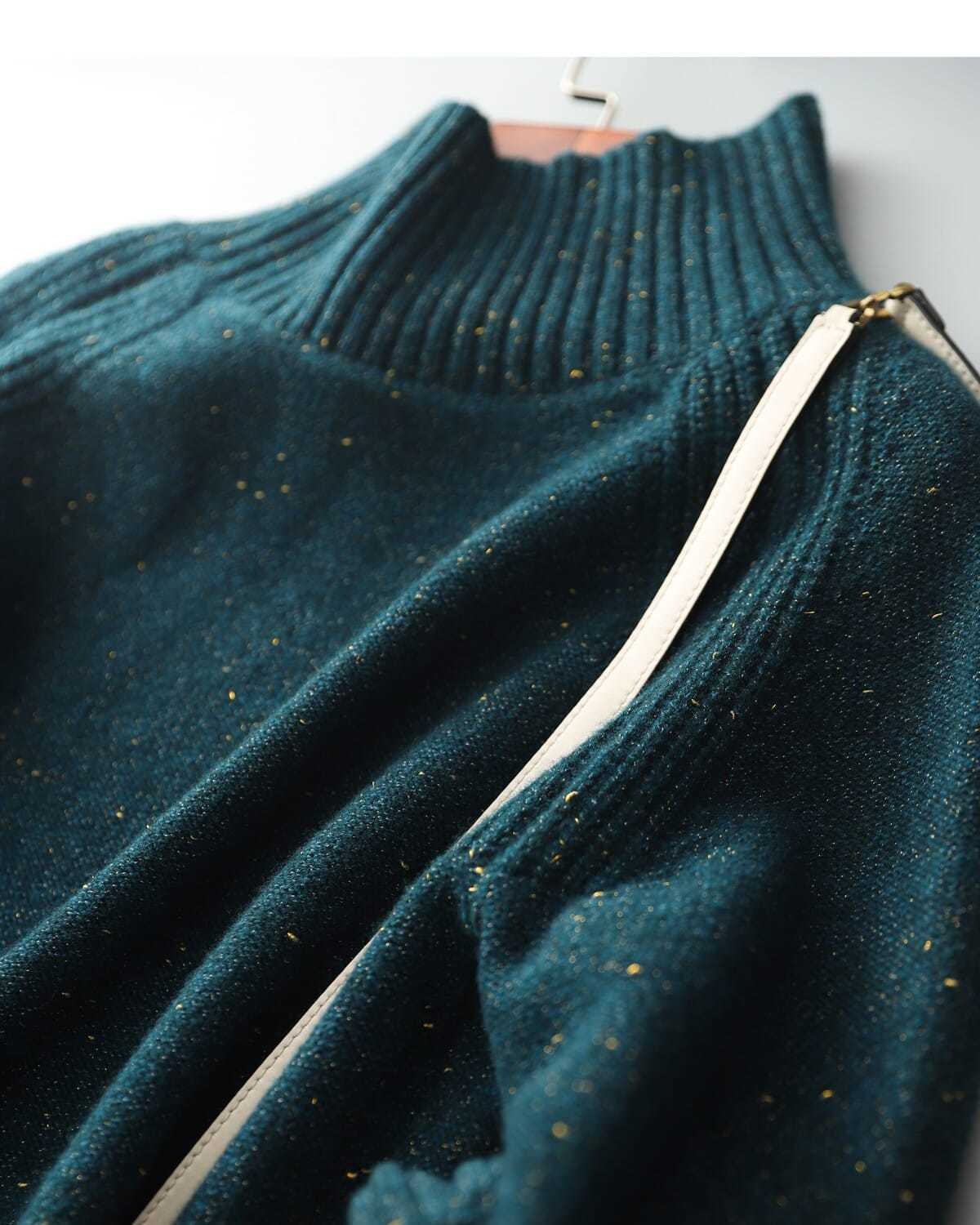 Nowy sweter na jesień/zimę w kolorze pawiej zieleni, z wysokim kołnierzem, zdobiony złotą nicią, uniwersalny i elegancki.