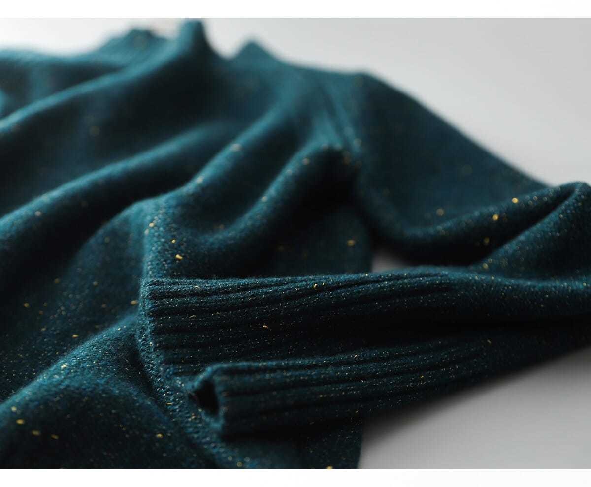 Nowy sweter na jesień/zimę w kolorze pawiej zieleni, z wysokim kołnierzem, zdobiony złotą nicią, uniwersalny i elegancki.