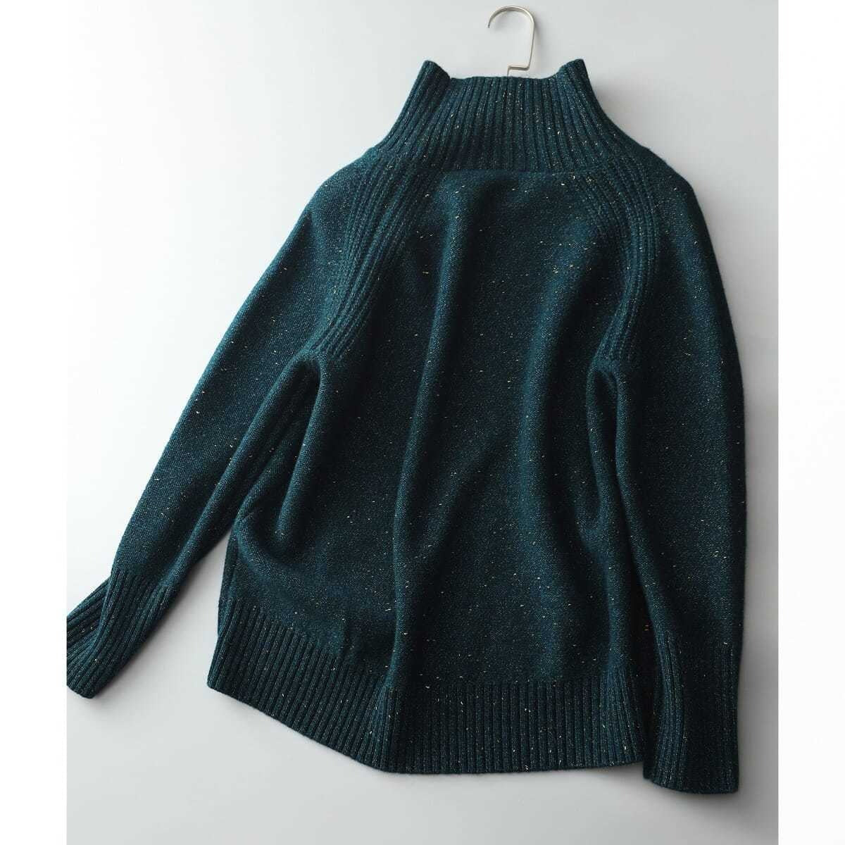 Nowy sweter na jesień/zimę w kolorze pawiej zieleni, z wysokim kołnierzem, zdobiony złotą nicią, uniwersalny i elegancki.