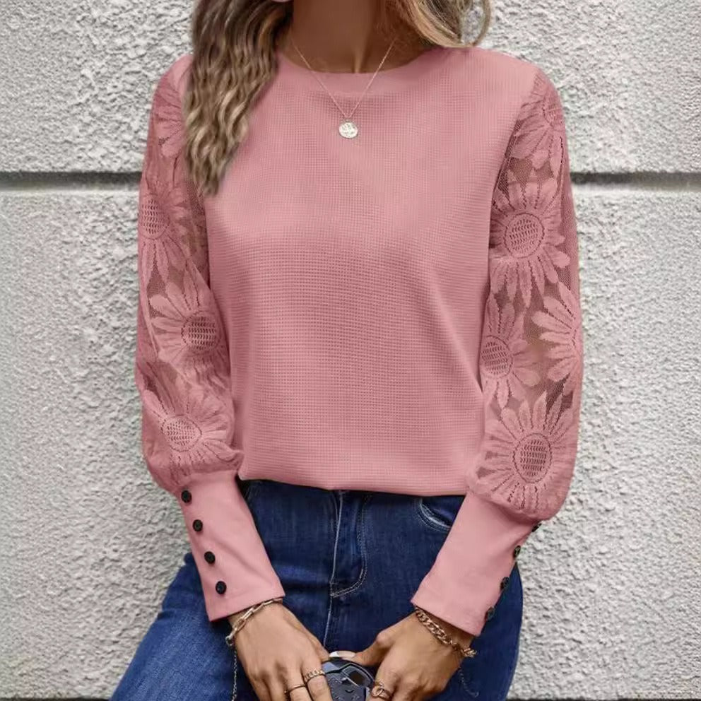 Dopasowany damski sweter z koronkowymi wykończeniami na długich rękawach, elegancki i uniwersalny.