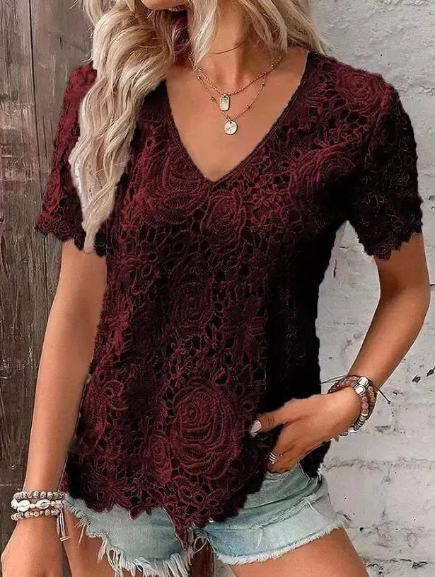 Ta nowa damska koronkowa bluzka z krótkim rękawem i dekoltem w serek jest elegancka i wyrafinowana.