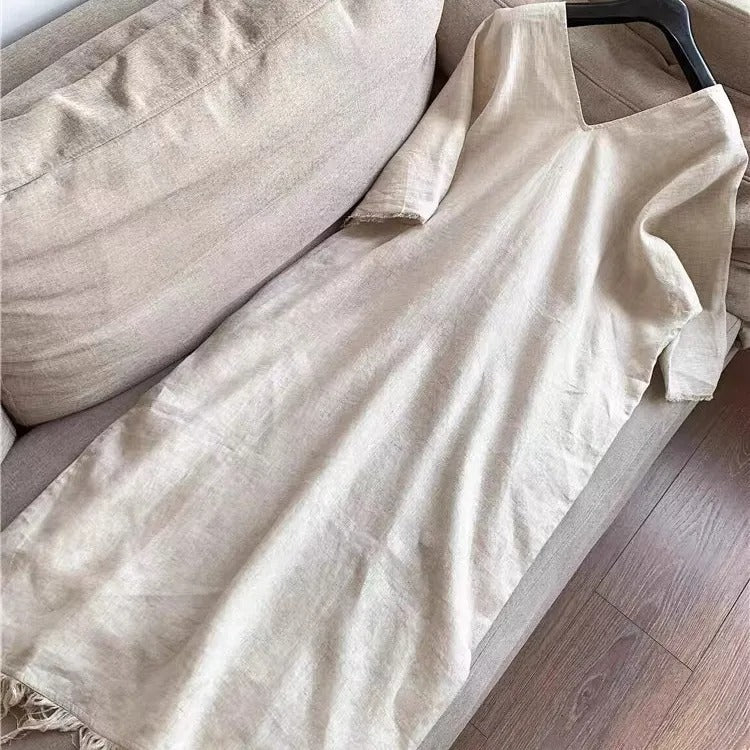 Elegancka, lniana sukienka w stylu francuskim, jednokolorowa, luźna, z dekoltem w serek i frędzlami u dołu.