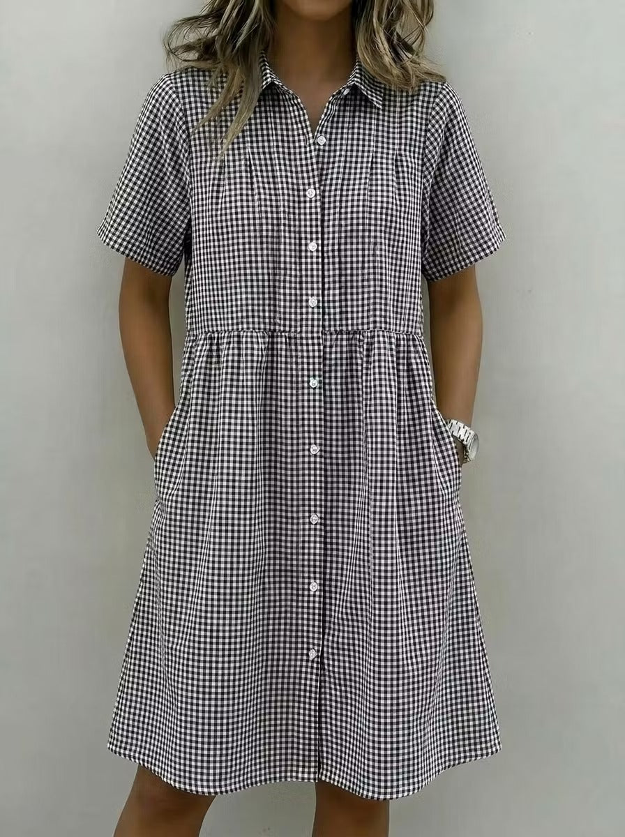 Luźna damska sukienka koszulowa, krótkie rękawy, zapinana na guziki, świeży i żywy styl.