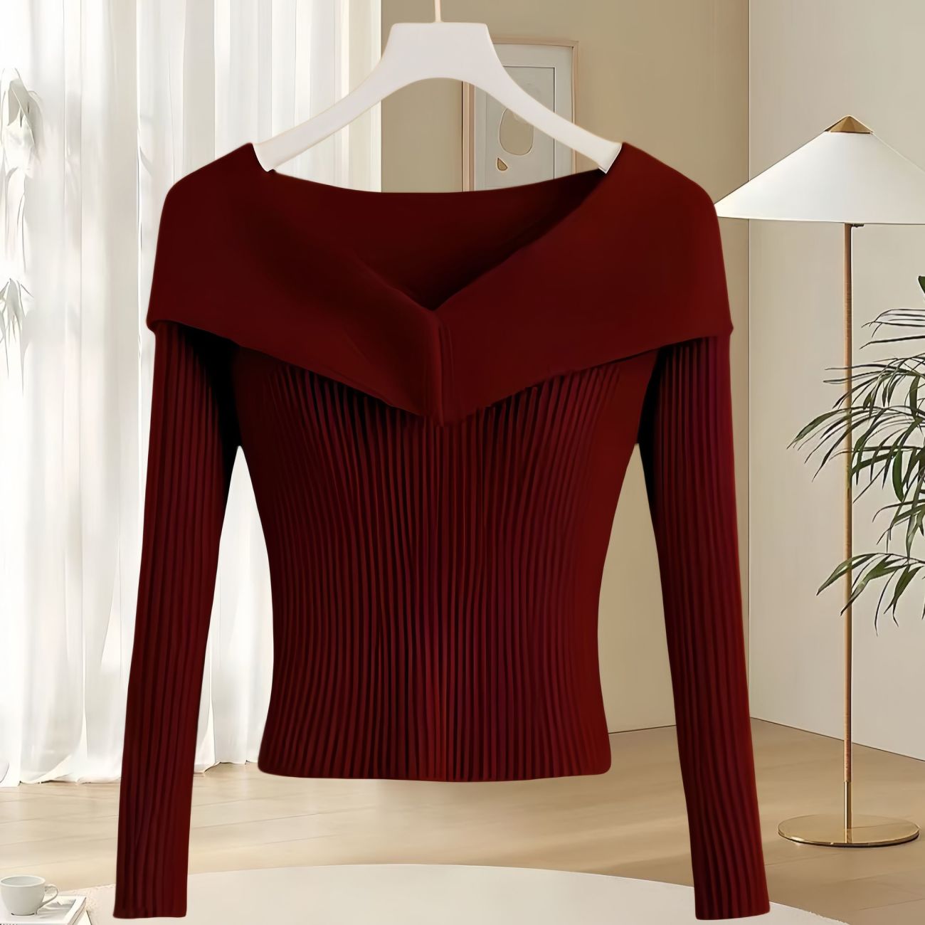 Ten elegancki i wygodny sweter z długim rękawem jest pięknie skrojony i ma kopertowy dekolt.