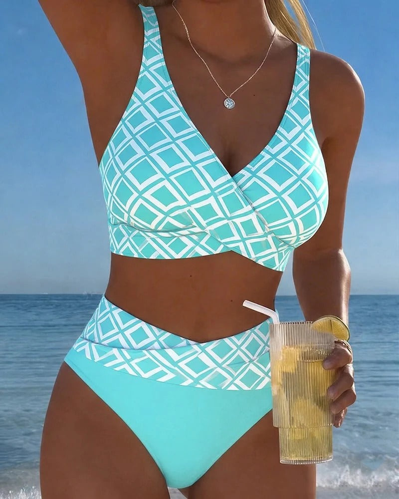Dopasowany i seksowny komplet bikini z geometrycznymi wzorami w kratkę zarówno na stroju kąpielowym, jak i na kąpielówkach.