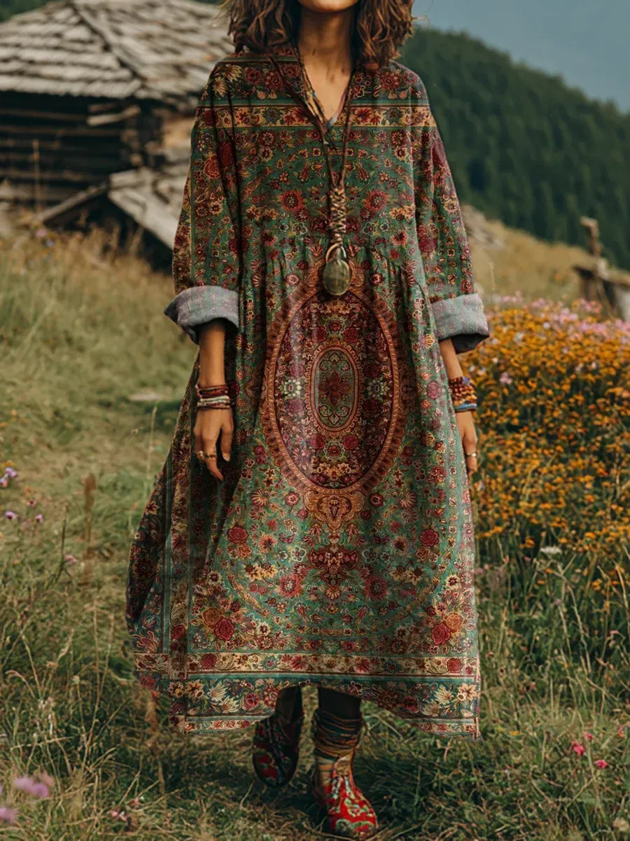 Elegancka i swobodna sukienka ozdobiona kwiatowym nadrukiem, z dekoltem w serek i luźnym, wygodnym krojem.