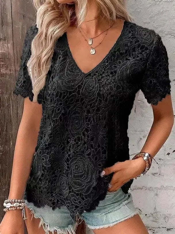 Ta nowa damska koronkowa bluzka z krótkim rękawem i dekoltem w serek jest elegancka i wyrafinowana.