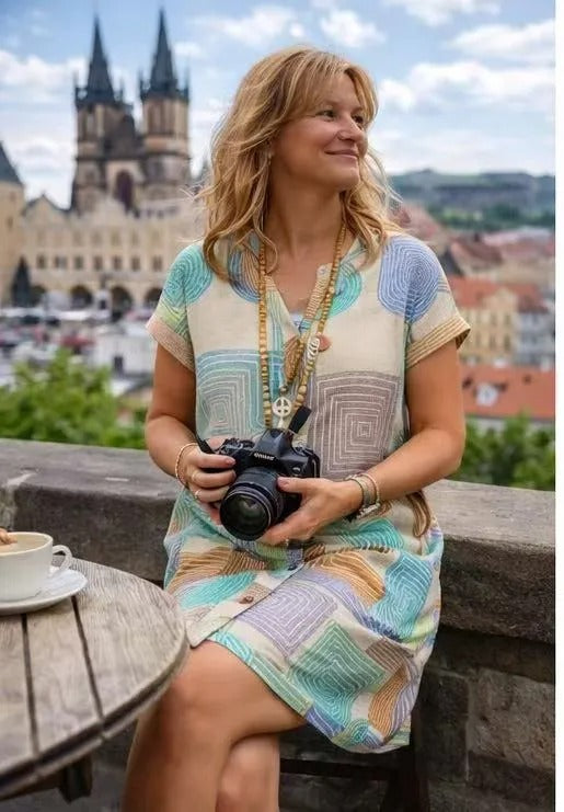 Stylowa, luźna sukienka z krótkim rękawem, dekoltem w serek, geometrycznym nadrukiem i zapięciem na guziki.