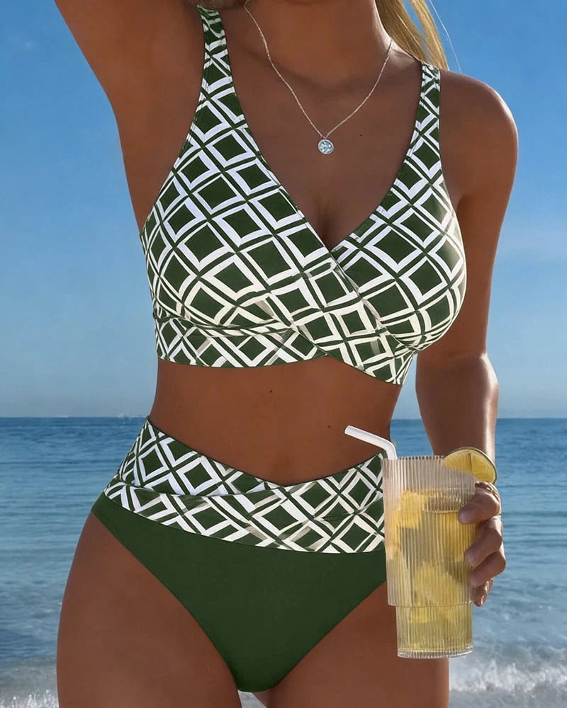 Dopasowany i seksowny komplet bikini z geometrycznymi wzorami w kratkę zarówno na stroju kąpielowym, jak i na kąpielówkach.
