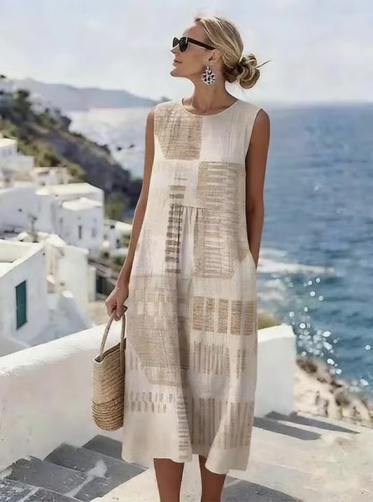 Elegancka i wygodna sukienka bez rękawów w kolorze khaki ozdobiona jest nieregularnym geometrycznym nadrukiem, który podkreśla jej wyrafinowany i elegancki styl.