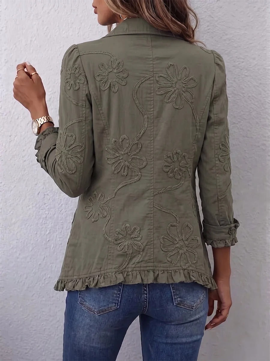 Ten kardigan w stylu retro w kolorze matcha green wyróżnia się falbankami, dzięki czemu jest wygodny i elegancki.