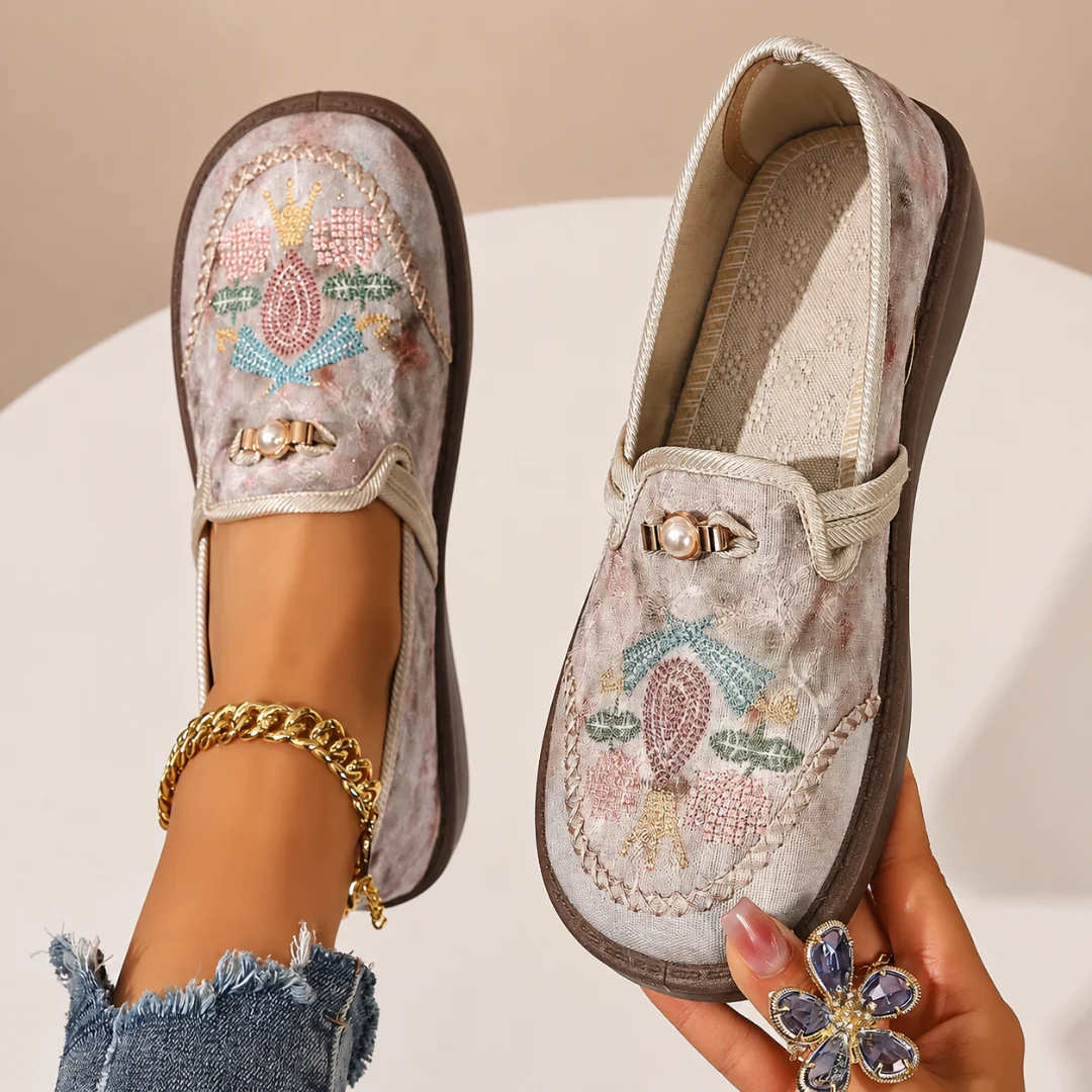 Nowe haftowane buty w stylu chińskim z wygodnymi, antypoślizgowymi, miękkimi podeszwami i haftowanymi wzorami kwiatowymi w stylu etnicznym.