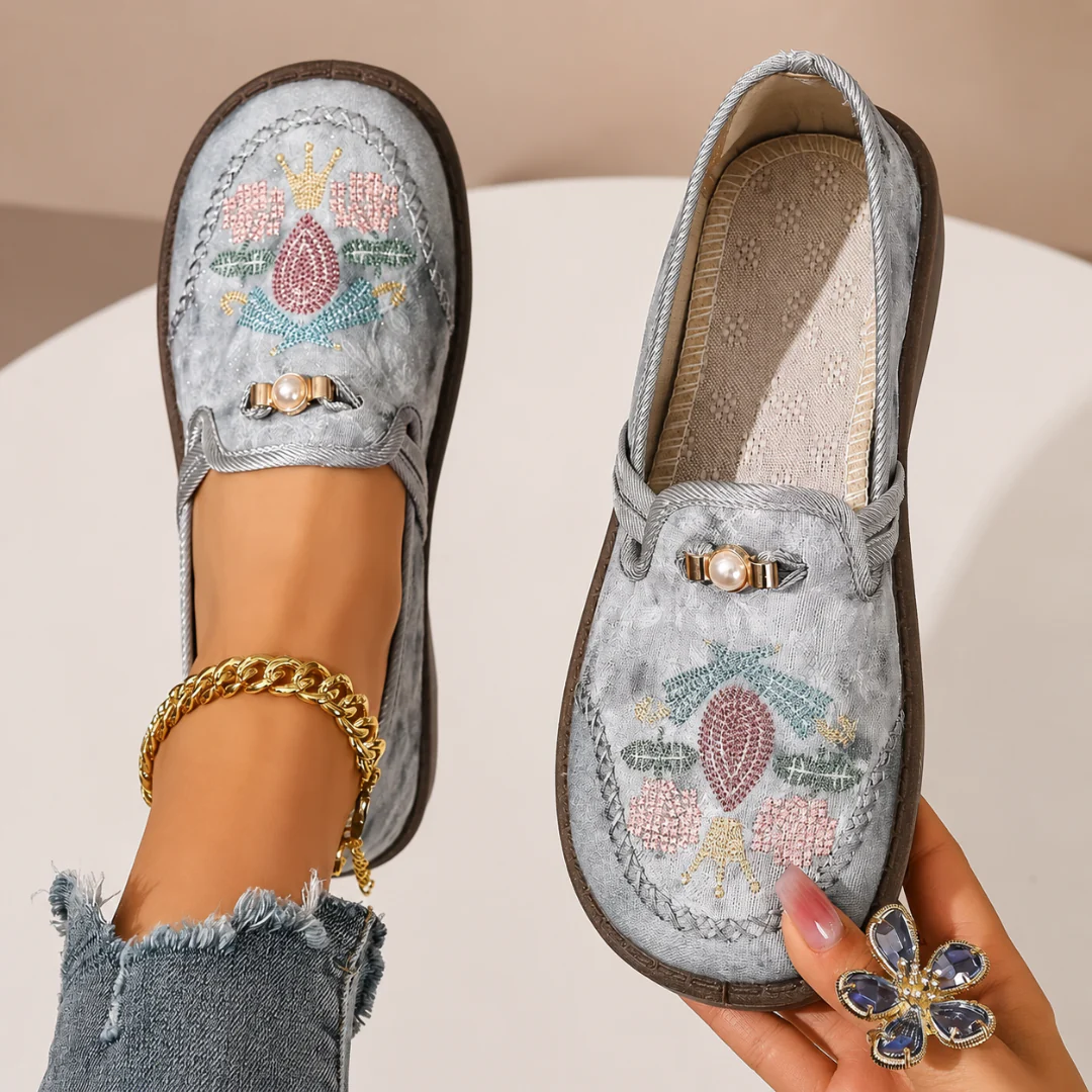Nowe haftowane buty w stylu chińskim z wygodnymi, antypoślizgowymi, miękkimi podeszwami i haftowanymi wzorami kwiatowymi w stylu etnicznym.