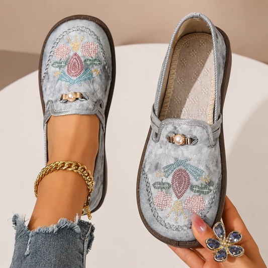 Nowe haftowane buty w stylu chińskim z wygodnymi, antypoślizgowymi, miękkimi podeszwami i haftowanymi wzorami kwiatowymi w stylu etnicznym.