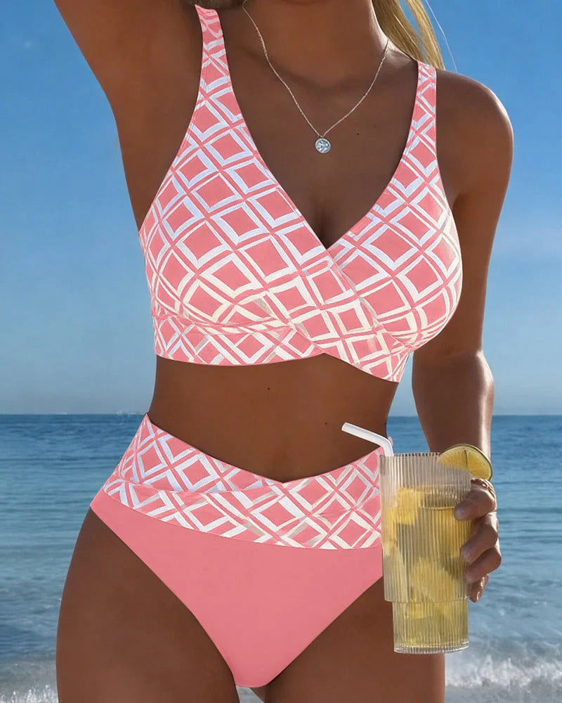 Dopasowany i seksowny komplet bikini z geometrycznymi wzorami w kratkę zarówno na stroju kąpielowym, jak i na kąpielówkach.