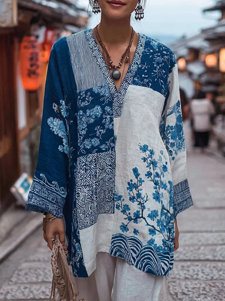 Luźny i wygodny niebieski top w stylu boho z nadrukiem i dekoltem w serek