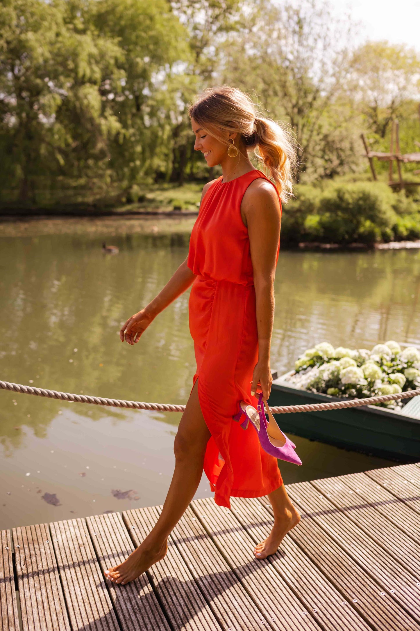 Ta nowa, elegancka letnia sukienka w stylu kurortu ma dekolt typu halter i rozcięcia po bokach u dołu, które podkreślają Twój wyjątkowy urok.