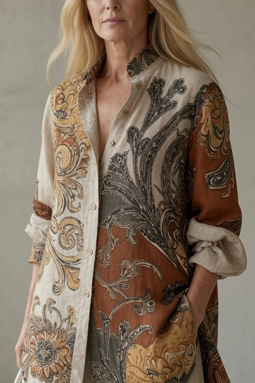 Elegancki i swobodny garnitur bawełniano-lniany, składający się z dwóch części: koszuli z kołnierzykiem w stylu boho z kwiatowym wzorem oraz pary luźnych spodni.