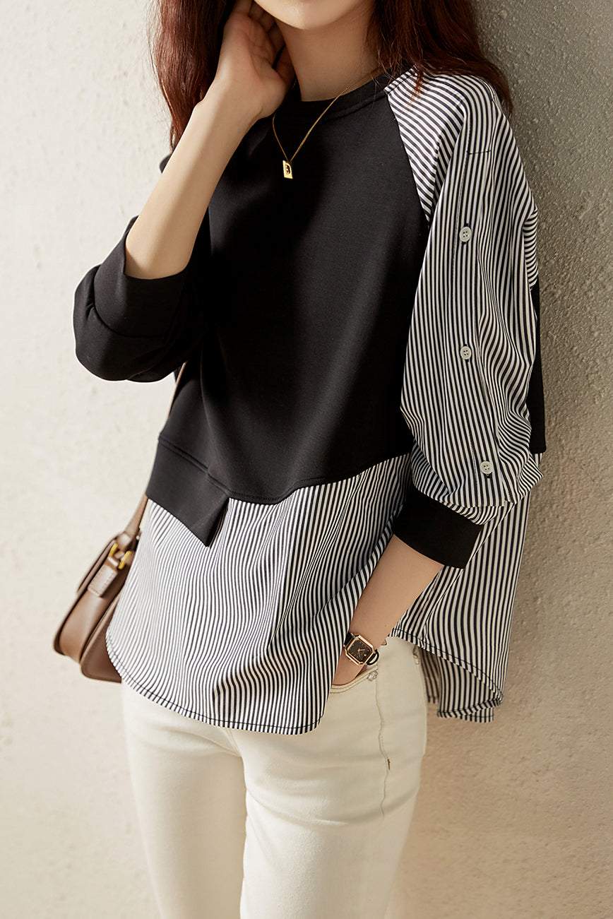 Ta wygodna, asymetryczna koszula w paski ma imitację dwuczęściowej konstrukcji.