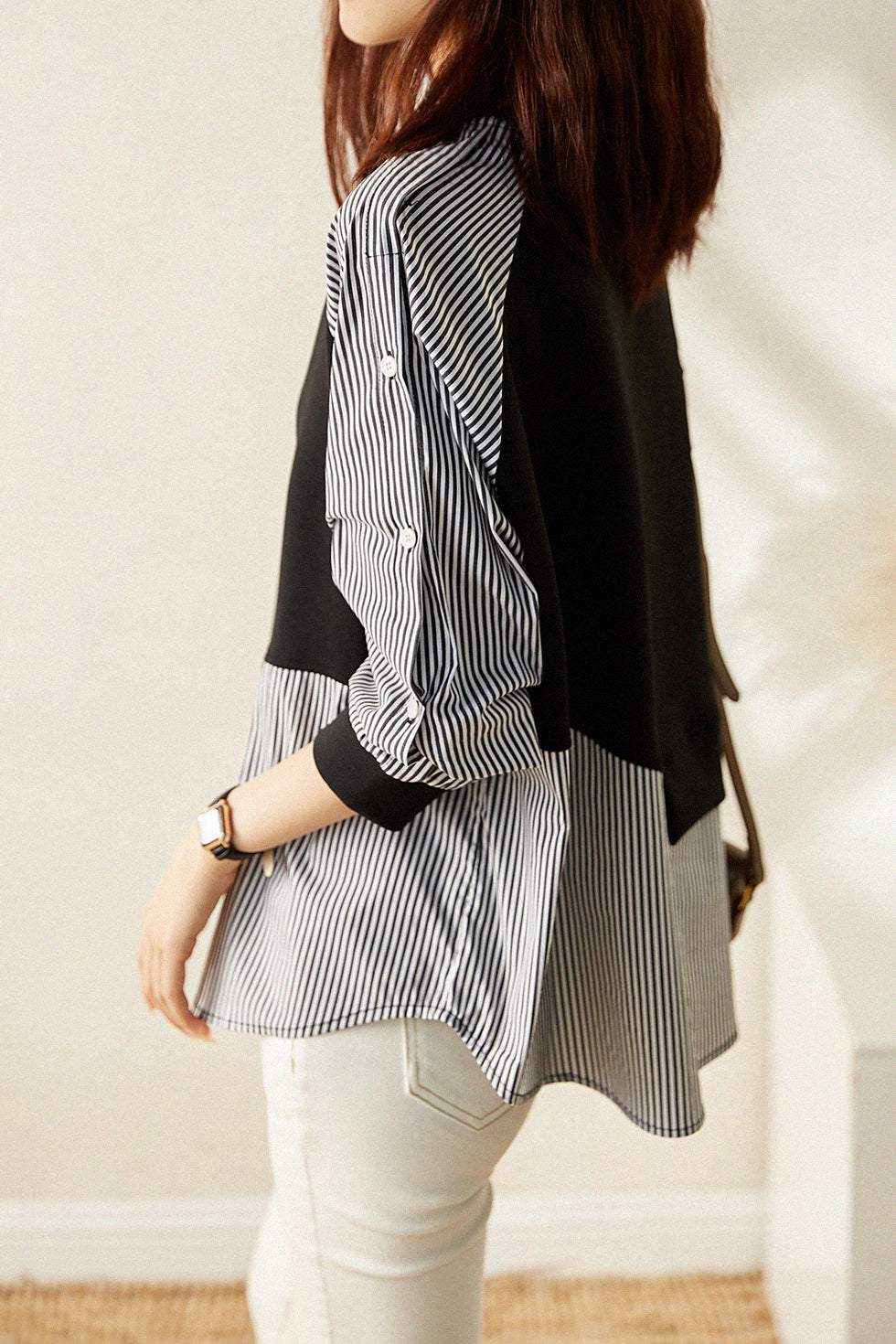 Ta wygodna, asymetryczna koszula w paski ma imitację dwuczęściowej konstrukcji.