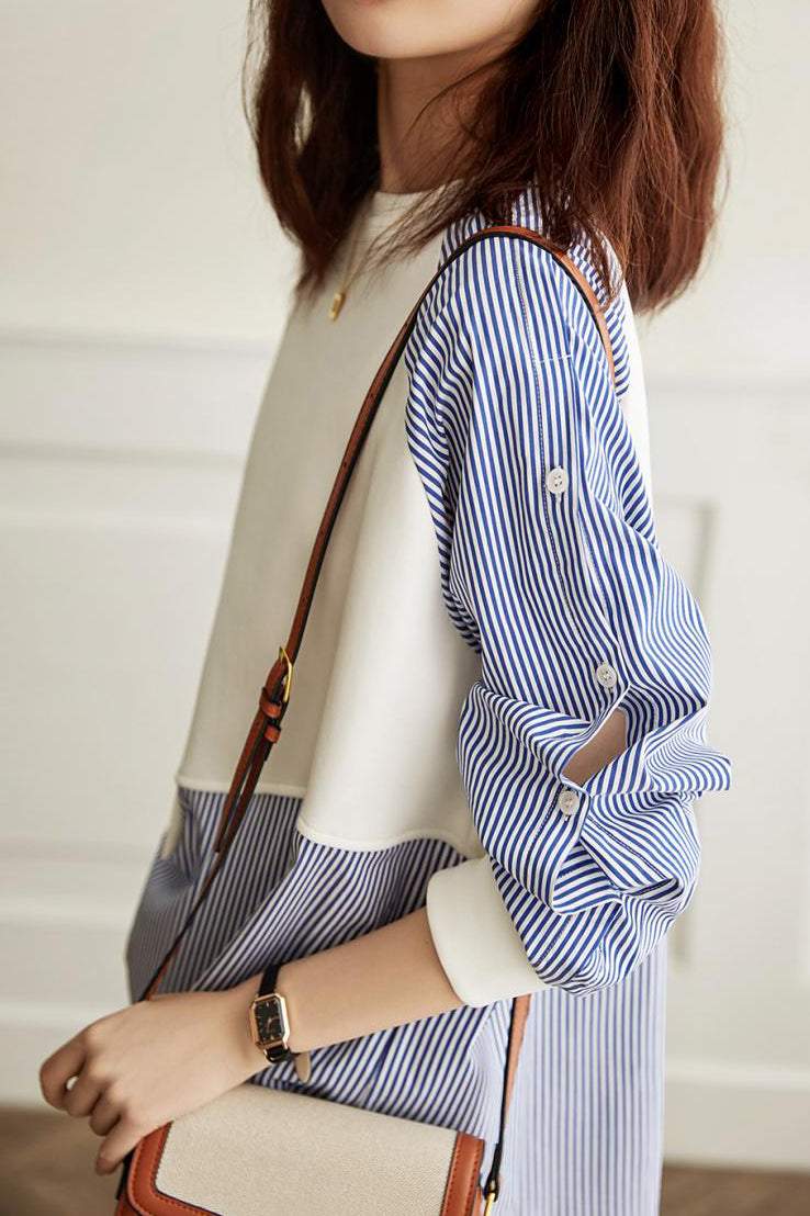 Ta wygodna, asymetryczna koszula w paski ma imitację dwuczęściowej konstrukcji.