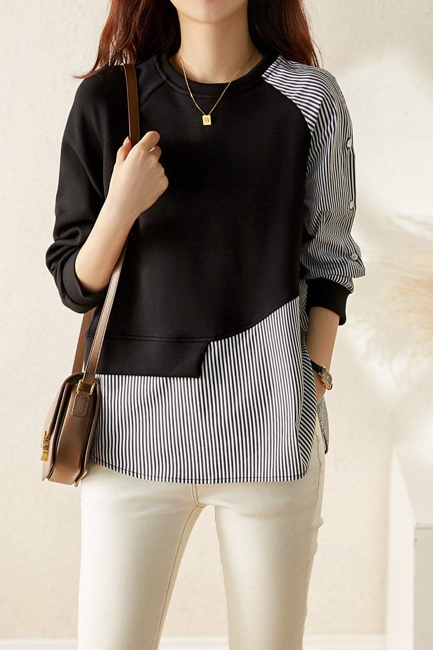 Ta wygodna, asymetryczna koszula w paski ma imitację dwuczęściowej konstrukcji.