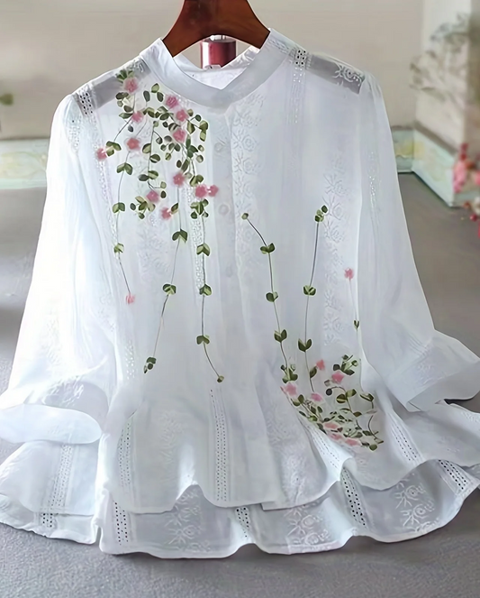 Świeża i elegancka koszula wykonana z czystej bawełny, ozdobiona pięknymi haftowanymi wzorami kwiatowymi.